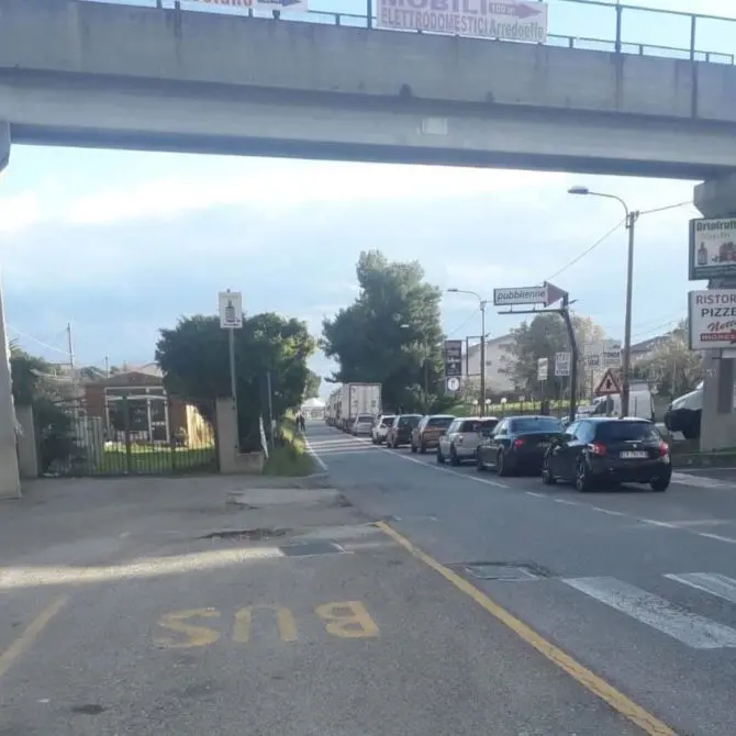 Violento impatto tra due auto sulla statale 106 a Roseto Capo Spulico