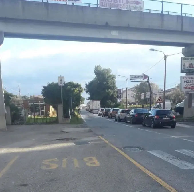 Violento impatto tra due auto sulla statale 106 a Roseto Capo Spulico