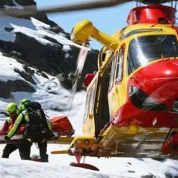 Tragedia in montagna, bambina cade sugli sci e muore