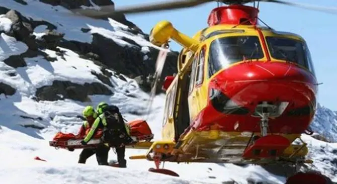 Tragedia in montagna, bambina cade sugli sci e muore