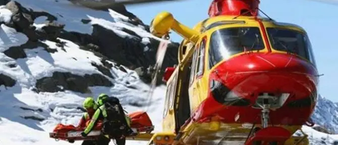 Tragedia in montagna, bambina cade sugli sci e muore