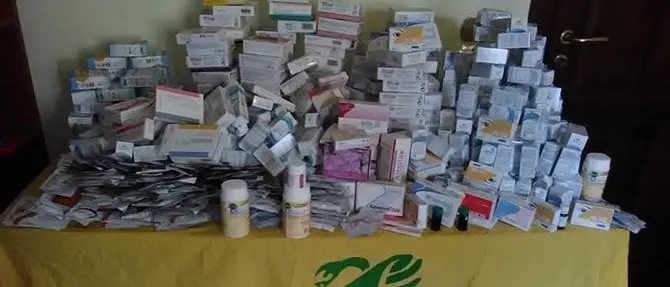Cerisano, venti chili di farmaci abbandonati per strada