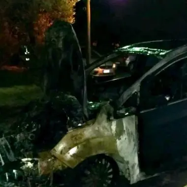 Notte di fuoco a Lamezia, in fiamme un’auto