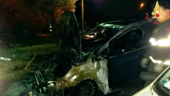 Notte di fuoco a Lamezia, in fiamme un’auto