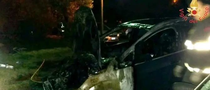 Notte di fuoco a Lamezia, in fiamme un’auto