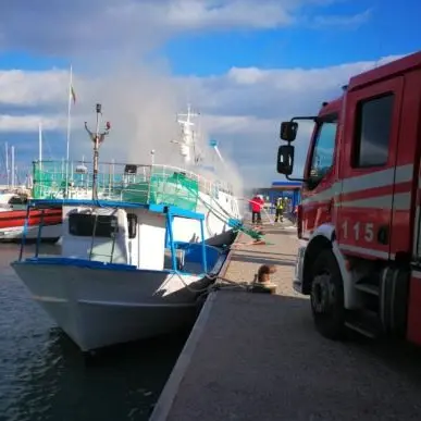 Fiamme su un’imbarcazione, paura al porto di Roccella Jonica