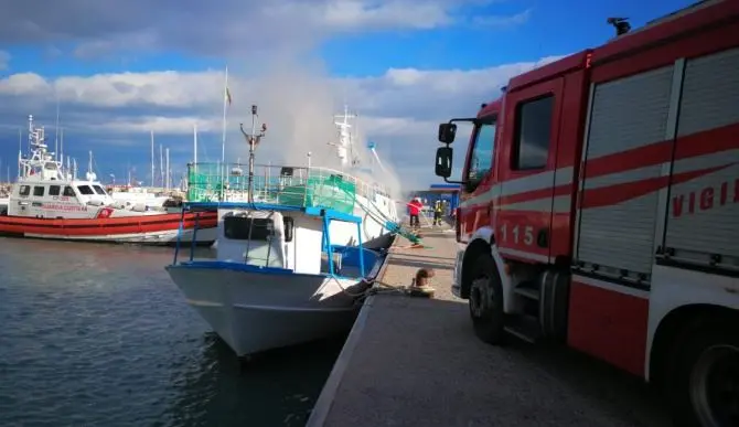 Fiamme su un’imbarcazione, paura al porto di Roccella Jonica