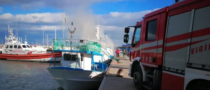 Fiamme su un’imbarcazione, paura al porto di Roccella Jonica