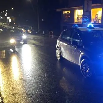 Investita vicino l’ospedale ma l’ambulanza non c’è: trasportata con una barella a piedi