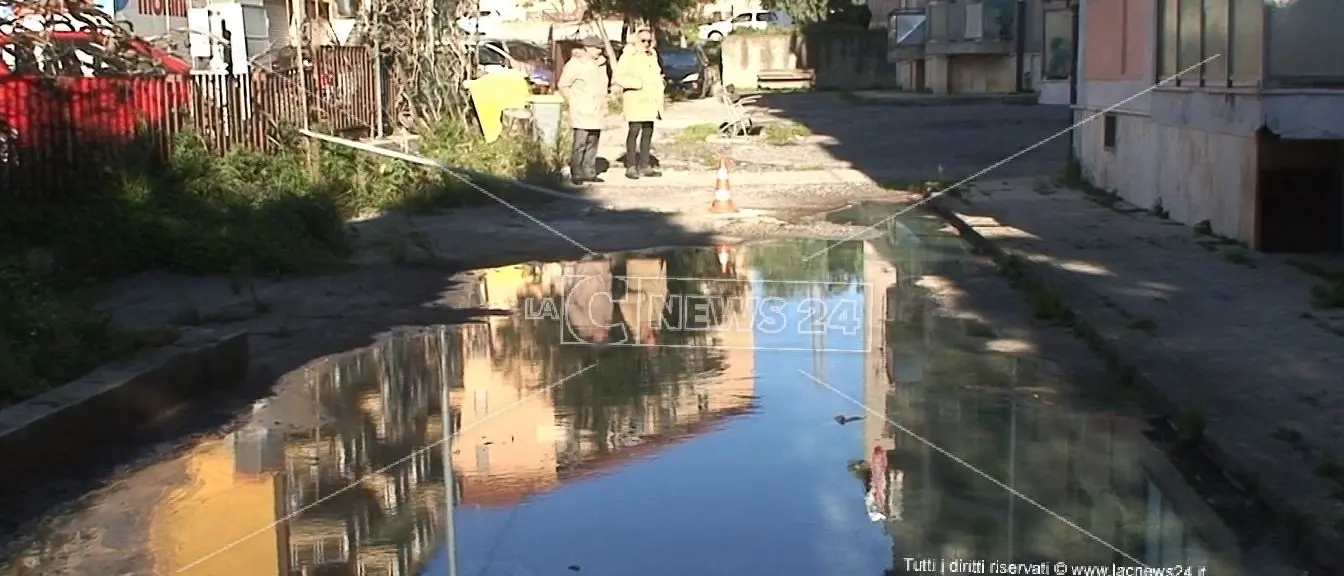Catanzaro, cittadini costretti a vivere con la fogna davanti casa