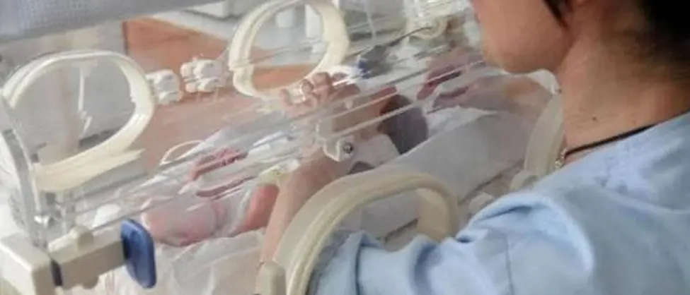 Neonato muore per un’infezione in ospedale, disposta l’autopsia