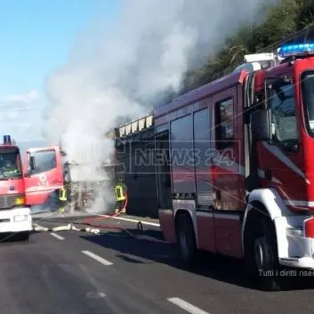 Tir in fiamme sull’A2, paura allo svincolo di Sant’Onofrio