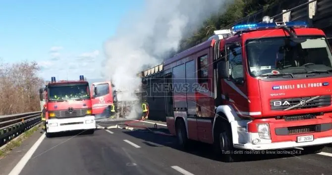 Tir in fiamme sull’A2, paura allo svincolo di Sant’Onofrio