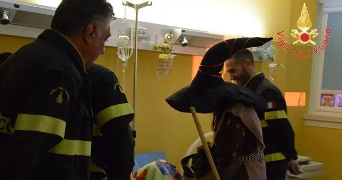 Lamezia, la Befana dei Vigili del fuoco arriva in Pediatria