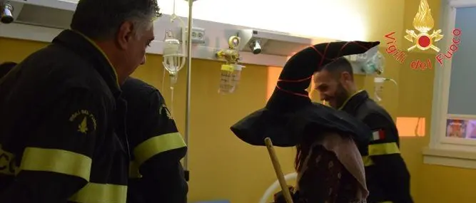 Lamezia, la Befana dei Vigili del fuoco arriva in Pediatria