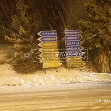 Sila sotto la neve, un semaforo va in tilt e sulla Statale 107 è caos