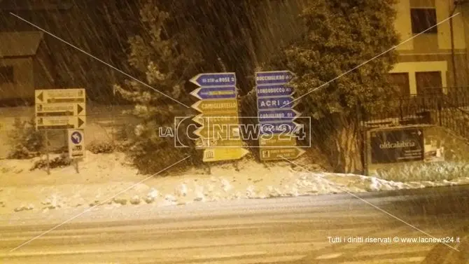 Sila sotto la neve, un semaforo va in tilt e sulla Statale 107 è caos