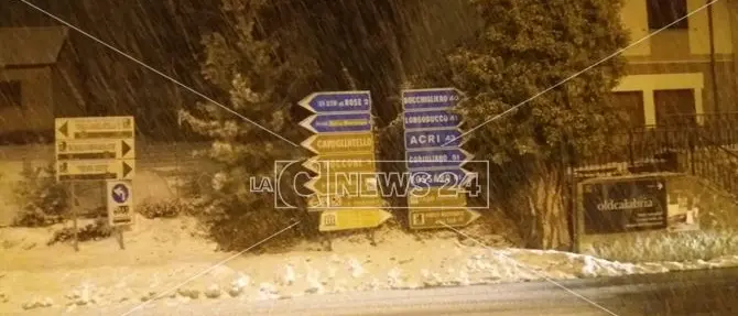 Sila sotto la neve, un semaforo va in tilt e sulla Statale 107 è caos