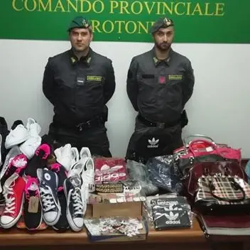 Crotone, sequestrati 700 articoli di abbigliamento contraffatti