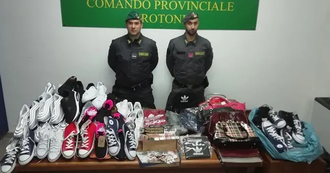 Crotone, sequestrati 700 articoli di abbigliamento contraffatti