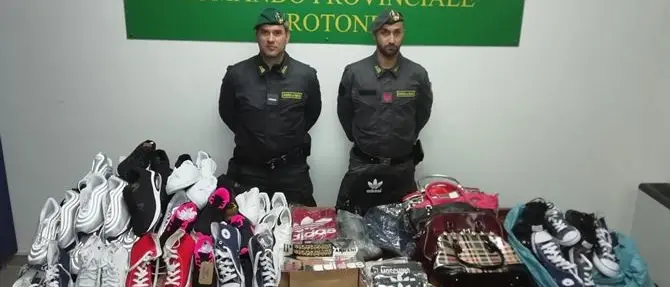 Crotone, sequestrati 700 articoli di abbigliamento contraffatti