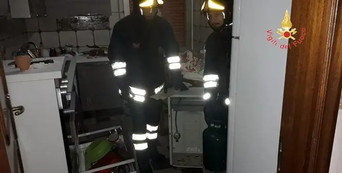 Esplosione in un'abitazione a Torre di Ruggiero, illeso il proprietario