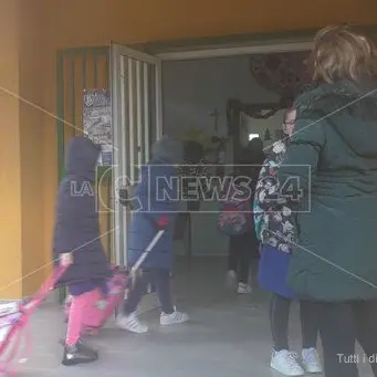 Catanzaro, aule al freddo: a lezione con guanti e cappotto