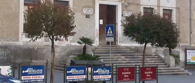 Lamezia, scuola al gelo: genitori costretti a portare le stufe