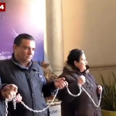Case popolari a Reggio, cittadini in catene al Comune