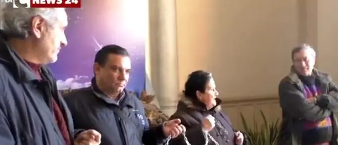 Case popolari a Reggio, cittadini in catene al Comune