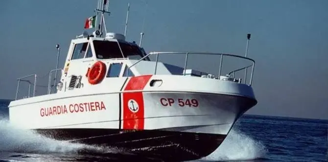 Diportisti soccorsi dalla Guardia costiera al largo di Cutro