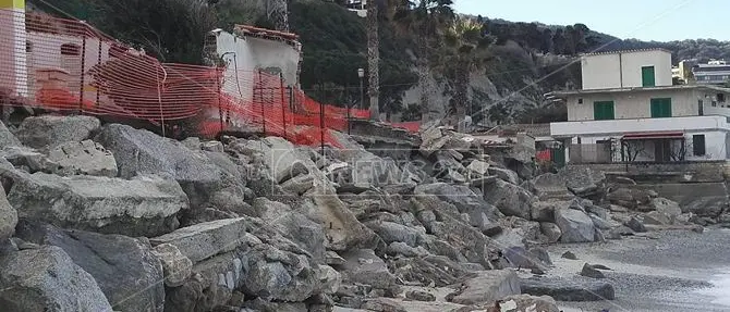 Tropea, dopo due anni il lungomare è ancora un cumulo di macerie
