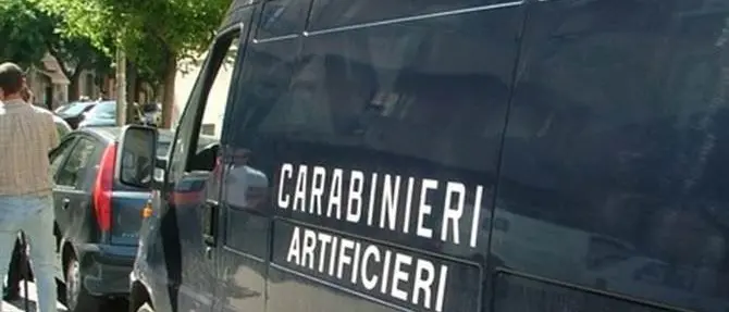 Arano un terreno a Crotone e scoprono un ordigno bellico