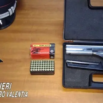 Pistola nascosta nel materasso, ai domiciliari un 72enne