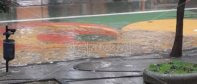 Cosenza, ancora liquami davanti le scuole di Via Roma