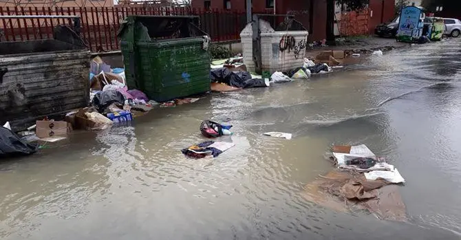 Lamezia, il maltempo colpisce ancora: strade allagate e rifiuti in strada