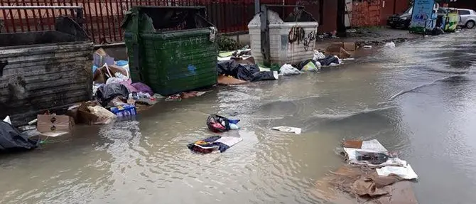 Lamezia, il maltempo colpisce ancora: strade allagate e rifiuti in strada