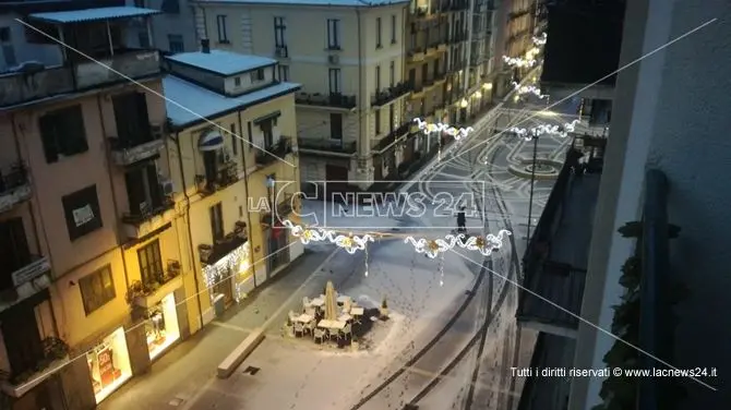 Cosenza imbiancata dalla neve, scuole chiuse