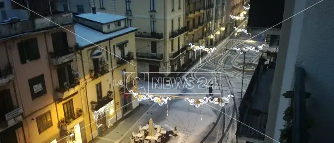 Cosenza imbiancata dalla neve, scuole chiuse