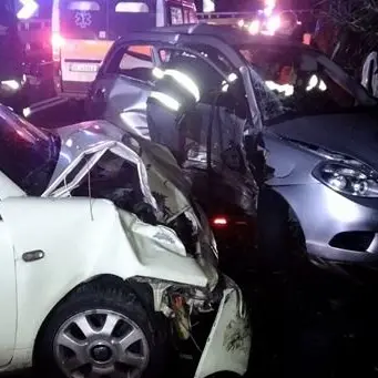 Carambola tra auto sulla 106 a Stalettì, tre feriti