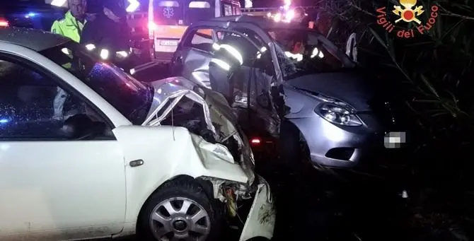 Carambola tra auto sulla 106 a Stalettì, tre feriti