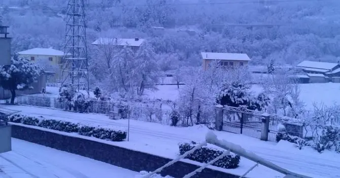 L’ondata di gelo imbianca la Calabria, l’elenco delle scuole chiuse per neve