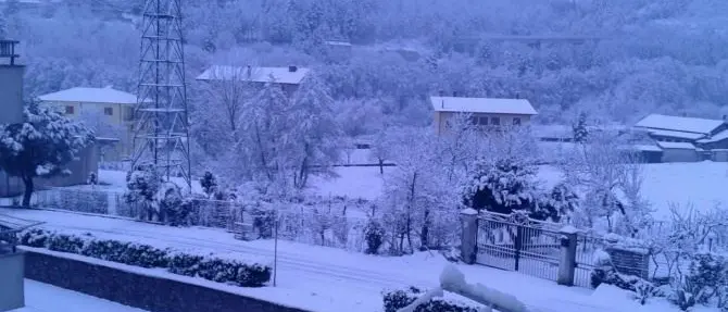 L’ondata di gelo imbianca la Calabria, l’elenco delle scuole chiuse per neve