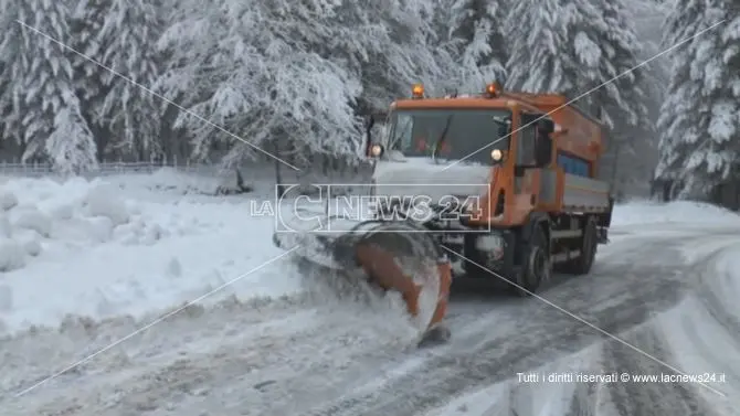 Neve a Cosenza, sulla Statale 107 non passa chi è senza catene