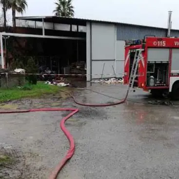 Incendio distrugge i locali di un villaggio nella Sibaritide, indagini