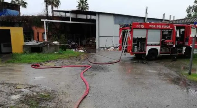 Lavanderia incendiata a Sibari, probabile la mano del racket