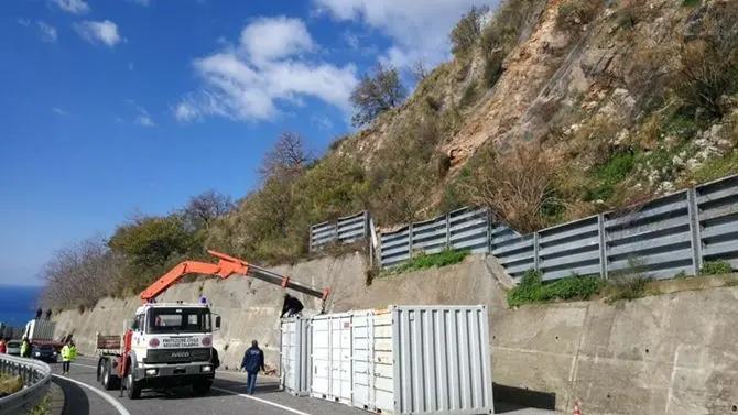 Frana sulla Statale 107, strada chiusa tra San Fili e Paola