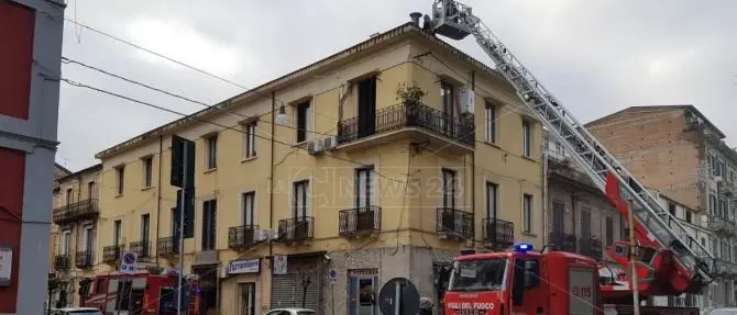 Si incendia canna fumaria, paura a Cosenza