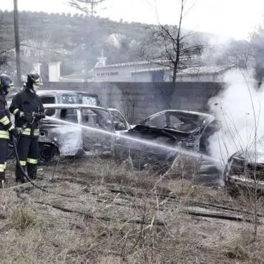 Deposito di auto usate distrutto dalle fiamme a Parghelia, indagini