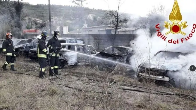 Deposito di auto usate distrutto dalle fiamme a Parghelia, indagini